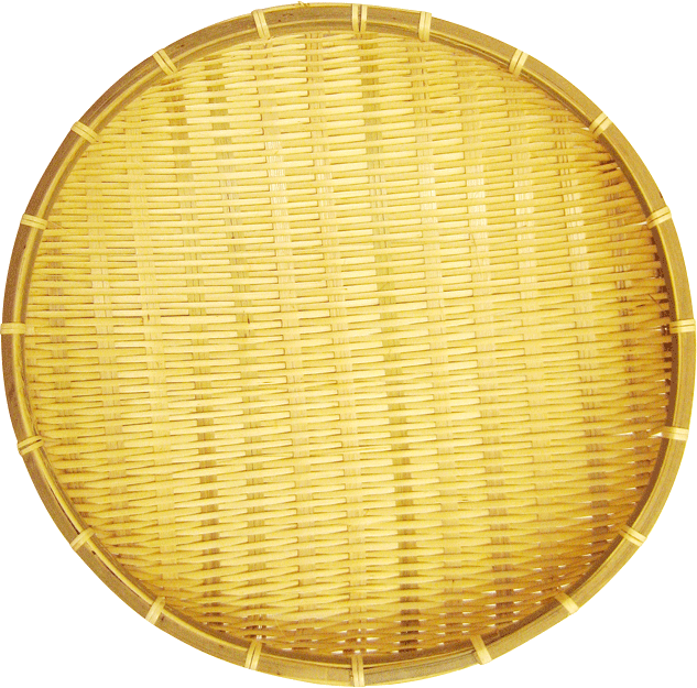 様々な用途に使える手編みの竹籠。